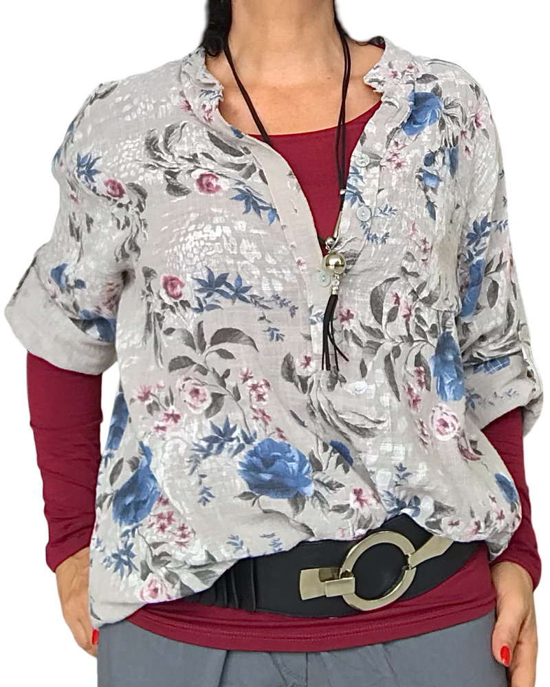 Blouse beige fleuri bleu, bourgogne et noir avec t-shirt manche longue rouge vin avec ceinture élastique noire et collier