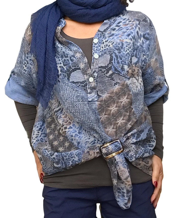 Blouse bleu print animal bleu, brun et noir avec boucle d’ajustement 