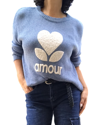 Chandail col rond uni bleu indigo en tricot avec un appliqué de cœur texturé beige