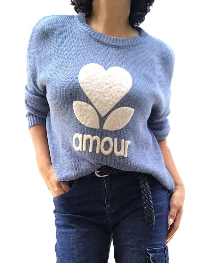 Chandail col rond uni bleu indigo en tricot avec un appliqué de cœur texturé beige