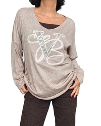 Chandail uni beige chiné col en V avec un appliqué de deux lettres devant
