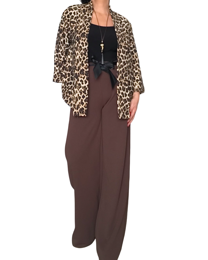 Pantalon droit brun avec un ruban noire comme ceinture, taille élastique