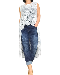 Veste sans manche en crochet blanc – Look raffiné