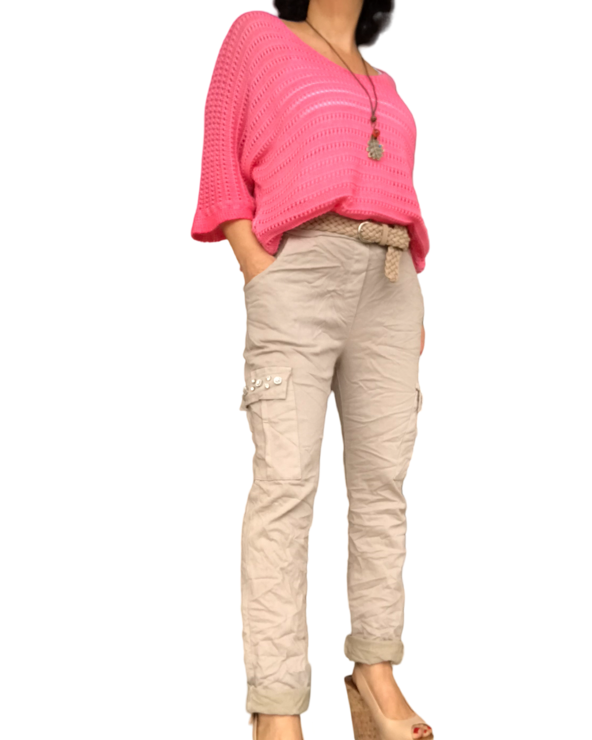 Chandail de tricot uni col en V manche courte en pointelle corail avec pantalon cargo beige