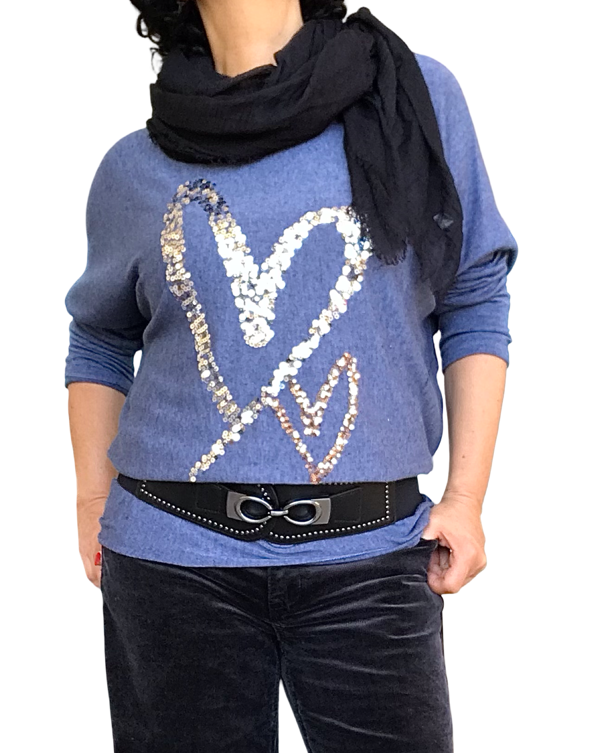 Chandail en tricot léger bleu avec cœur en paillettes argent et rouge