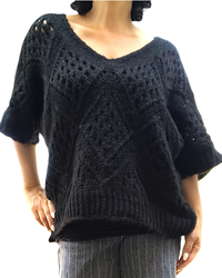 Chandail uni en tricot noir à grandes mailles col en V
