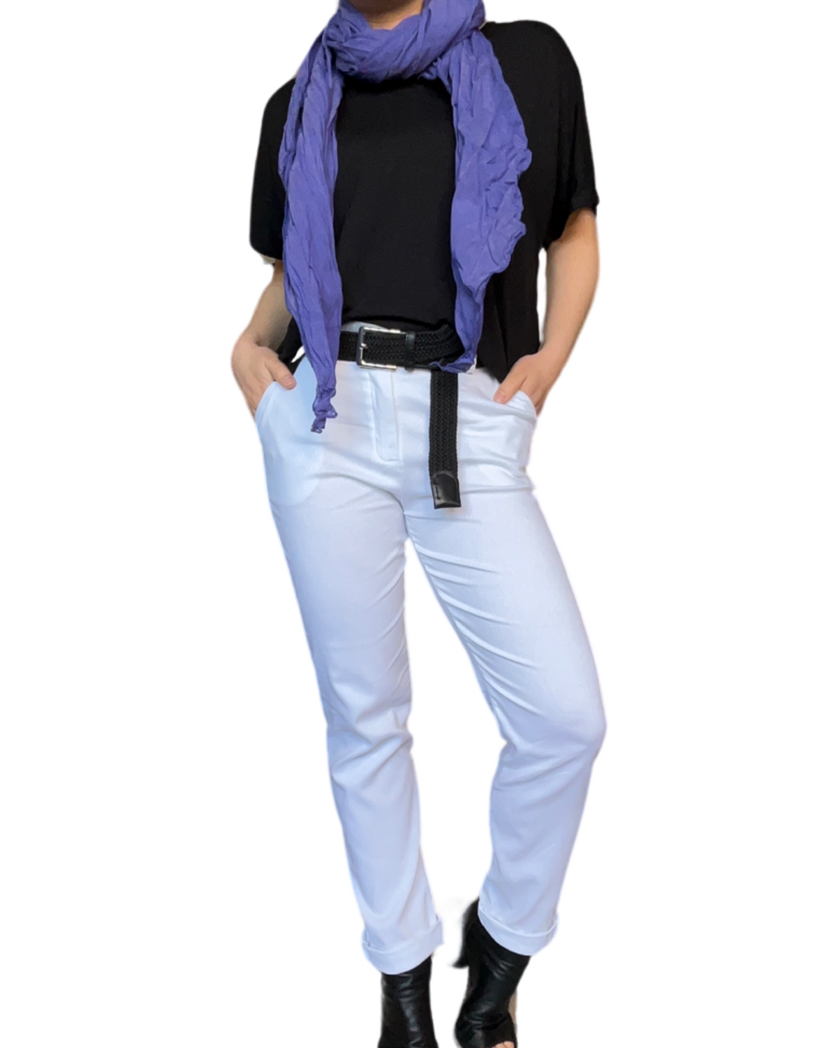 Foulard mauve 20% soie pour femme avec t-shirt noir et pantalon blanc.