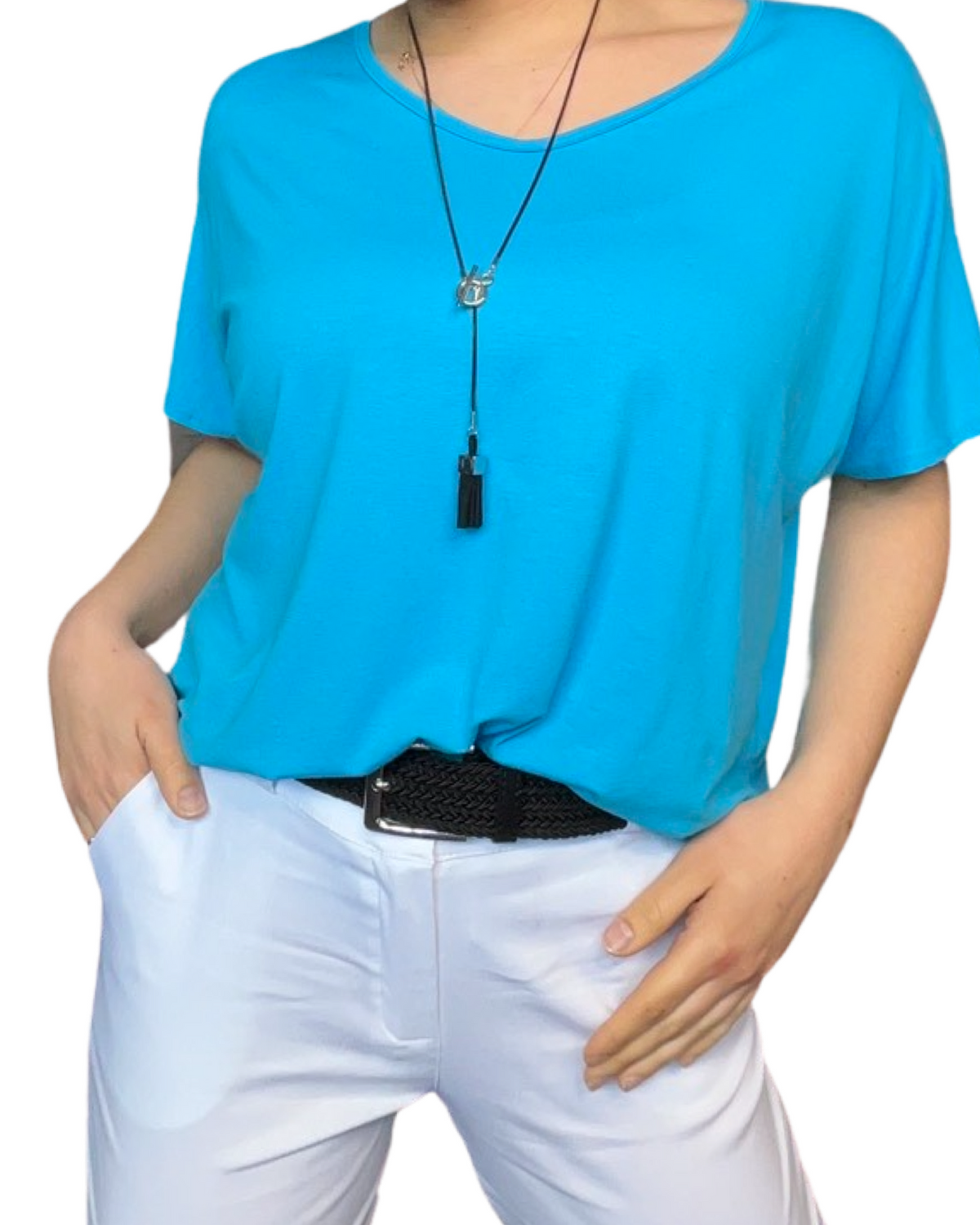 T-shirt couleur unie pour femme avec collier noir.